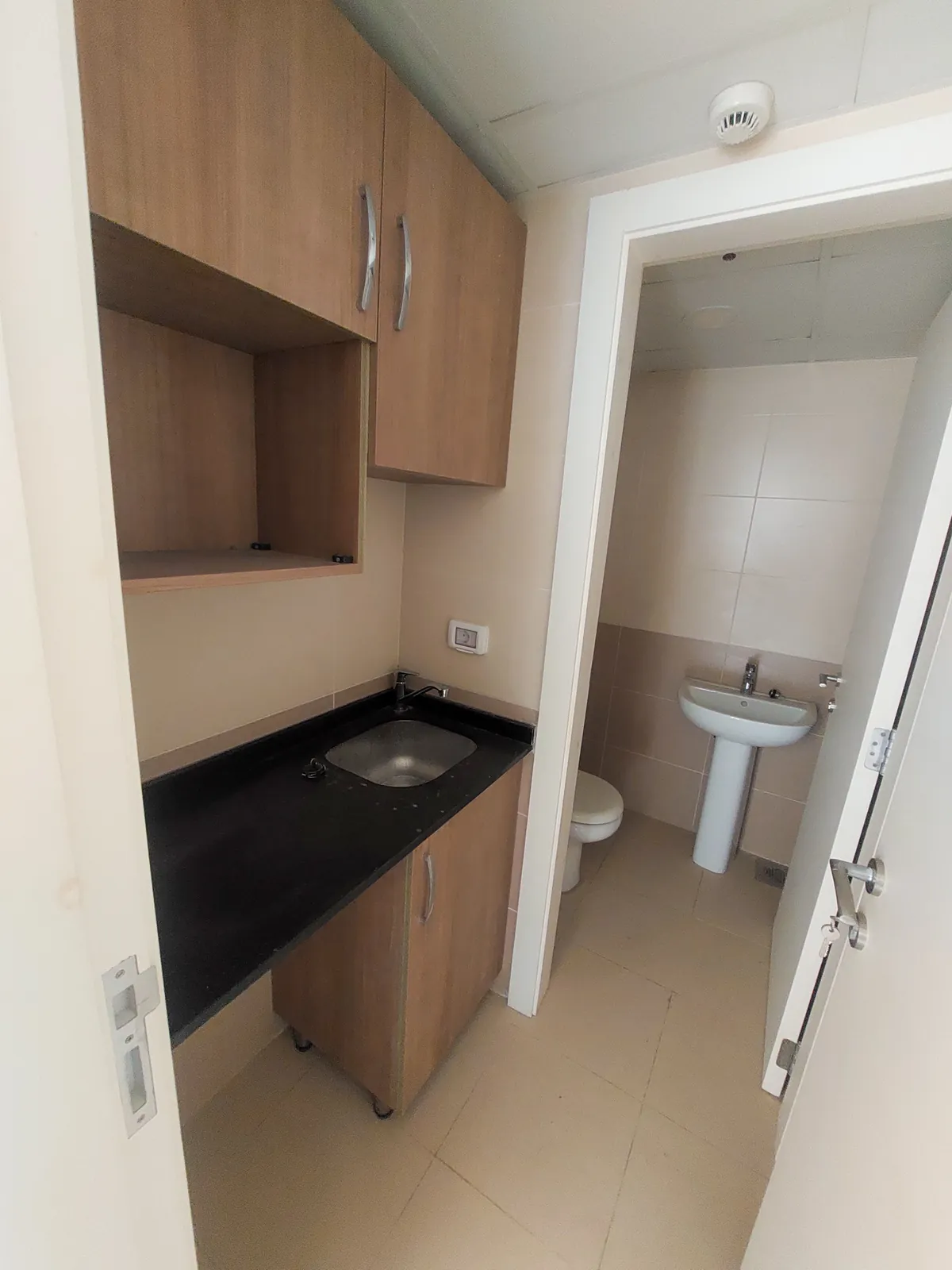 Prime Location Brand New Office for Sale or for Rent in Dbayeh — الصورة 3