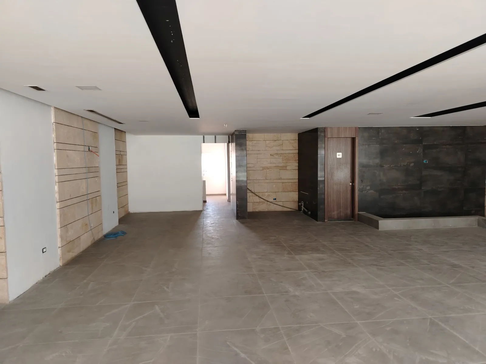 Prime Location Shop in Dekwaneh Highway, Metn — الصورة 2
