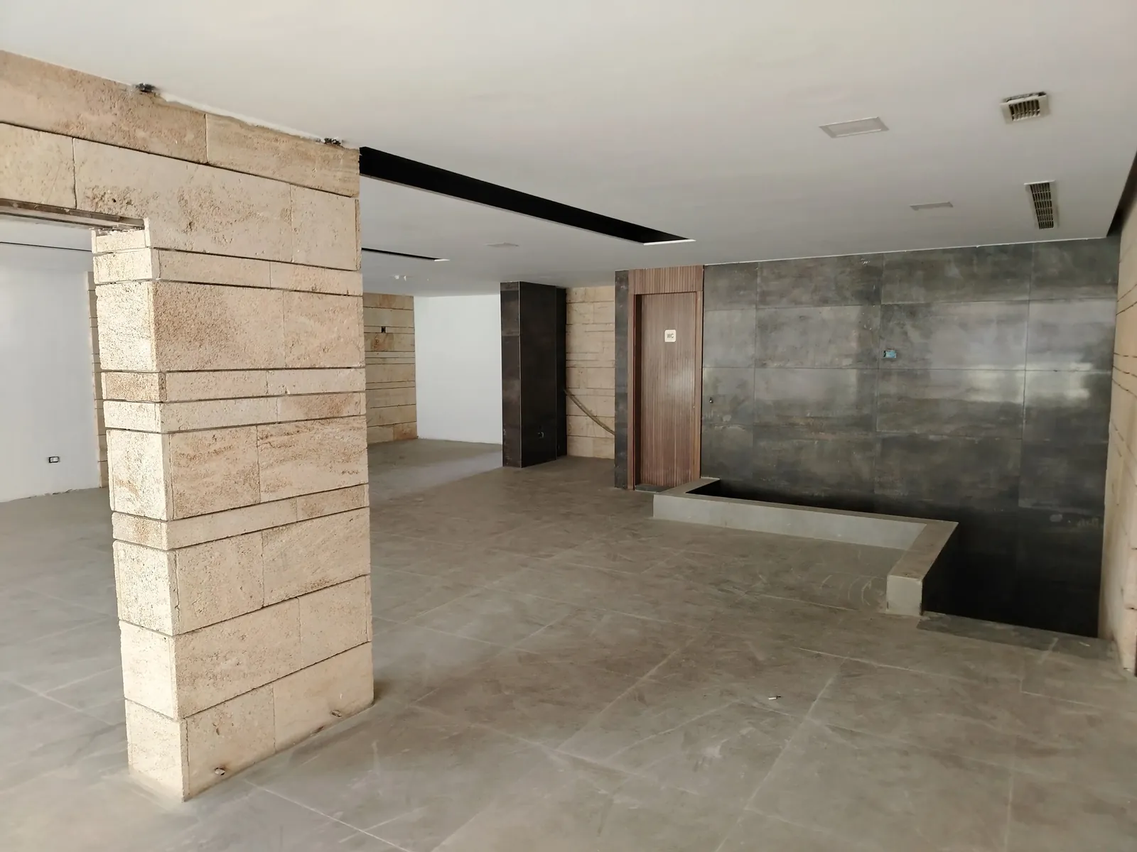 Prime Location Shop in Dekwaneh Highway, Metn — الصورة 3