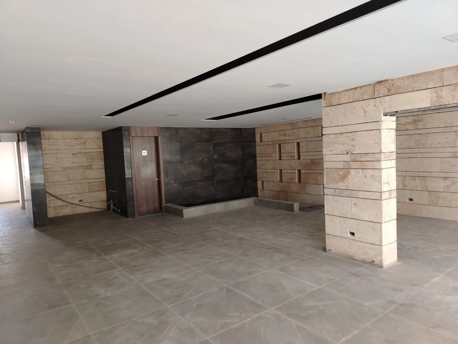 Prime Location Shop in Dekwaneh Highway, Metn — الصورة 4