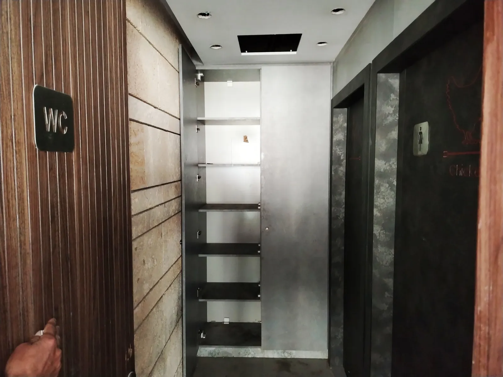 Prime Location Shop in Dekwaneh Highway, Metn — الصورة 5