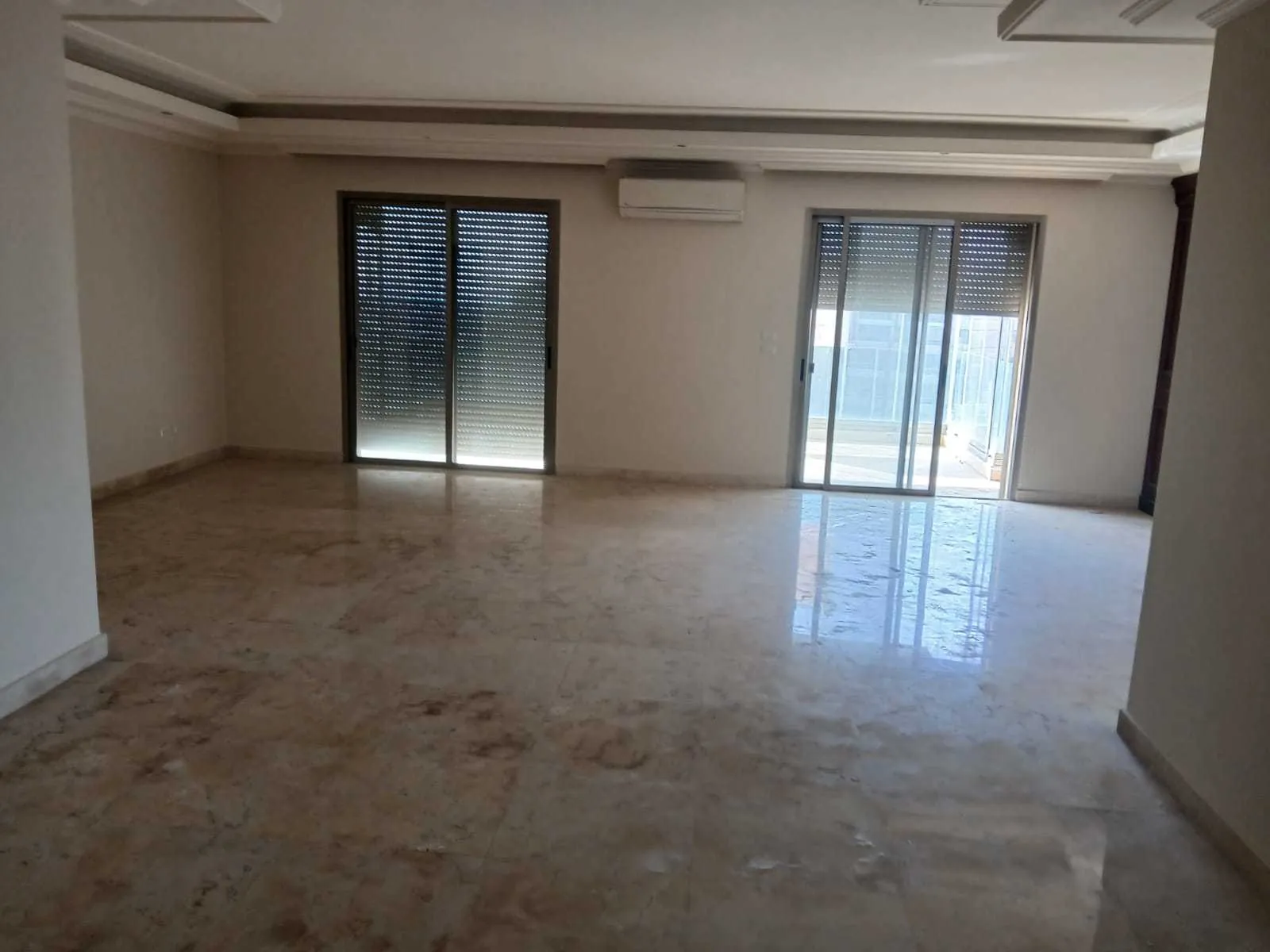 Apartment in Bir Hassan, Beirut with a Breathtaking Mountain View — الصورة 3