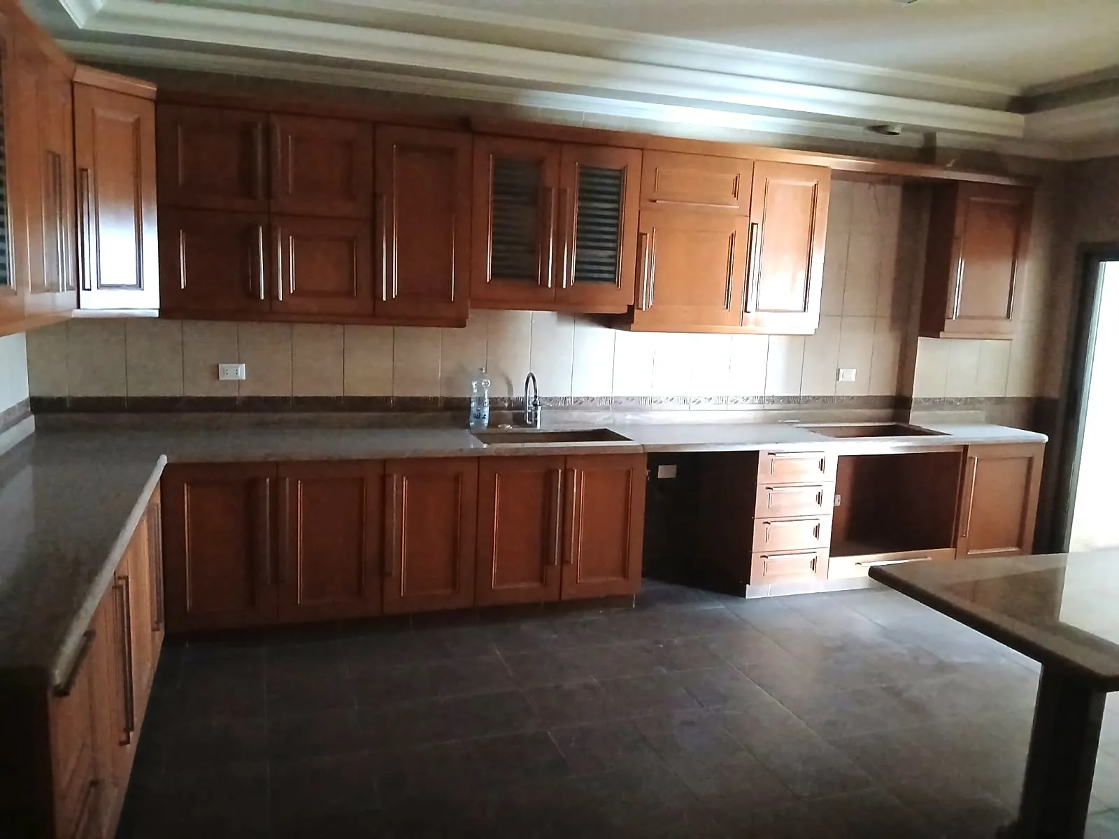 Apartment in Bir Hassan, Beirut with a Breathtaking Mountain View — الصورة 4