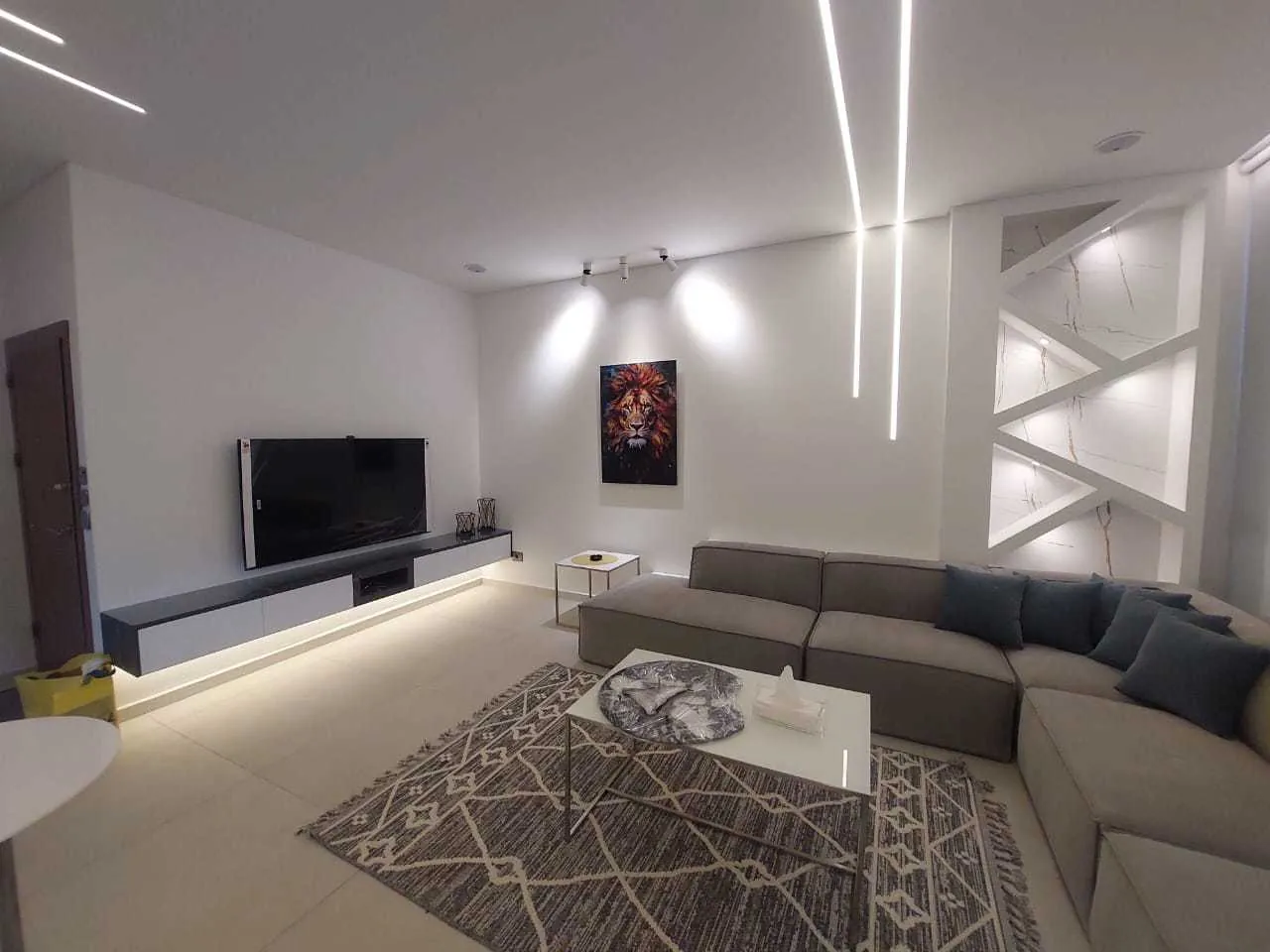 Fully Renovated & Furnished Apartment in Bauchrieh, Metn — الصورة 2