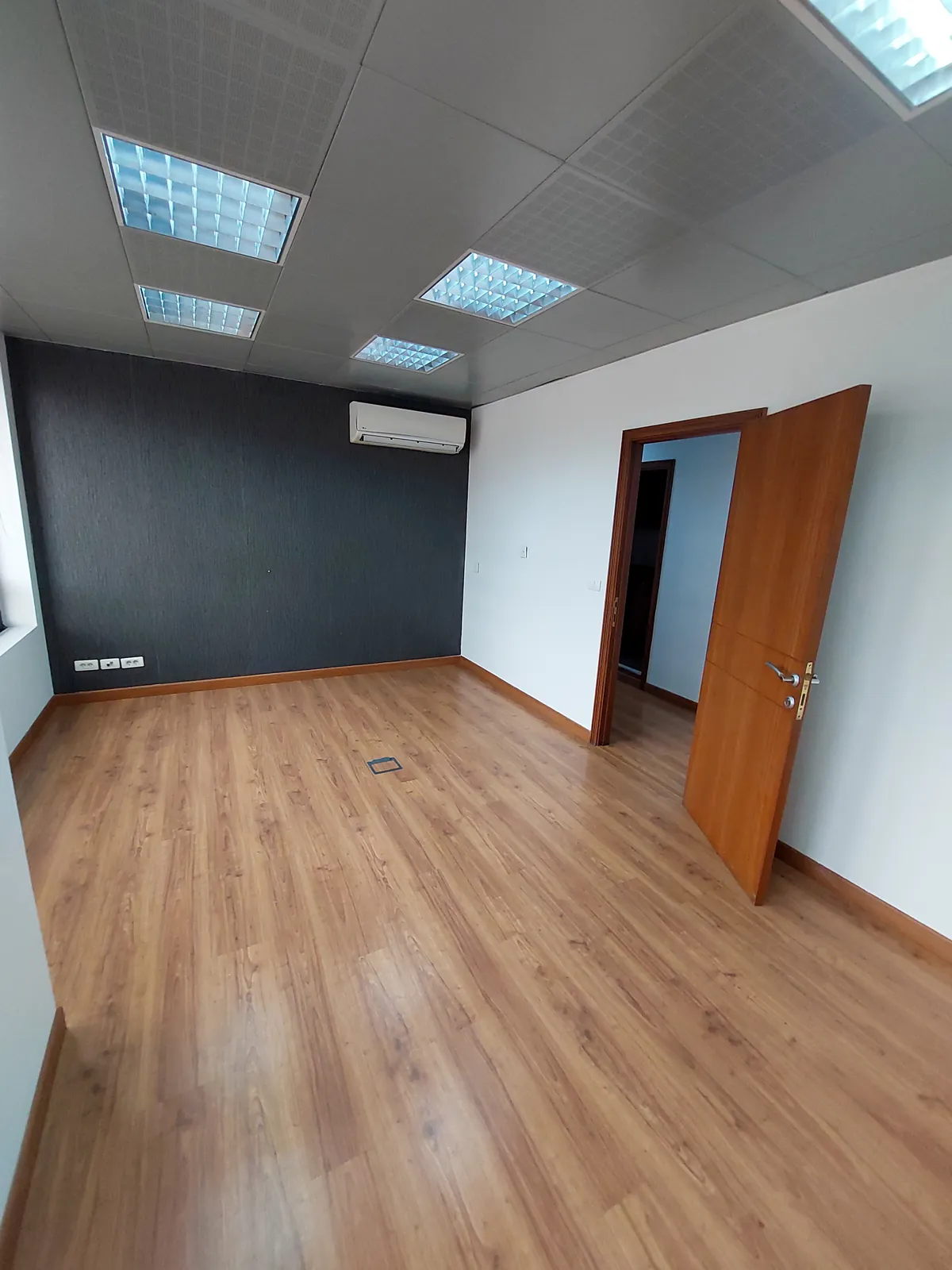 Prime Location Office in Dekwaneh, Metn — الصورة 2