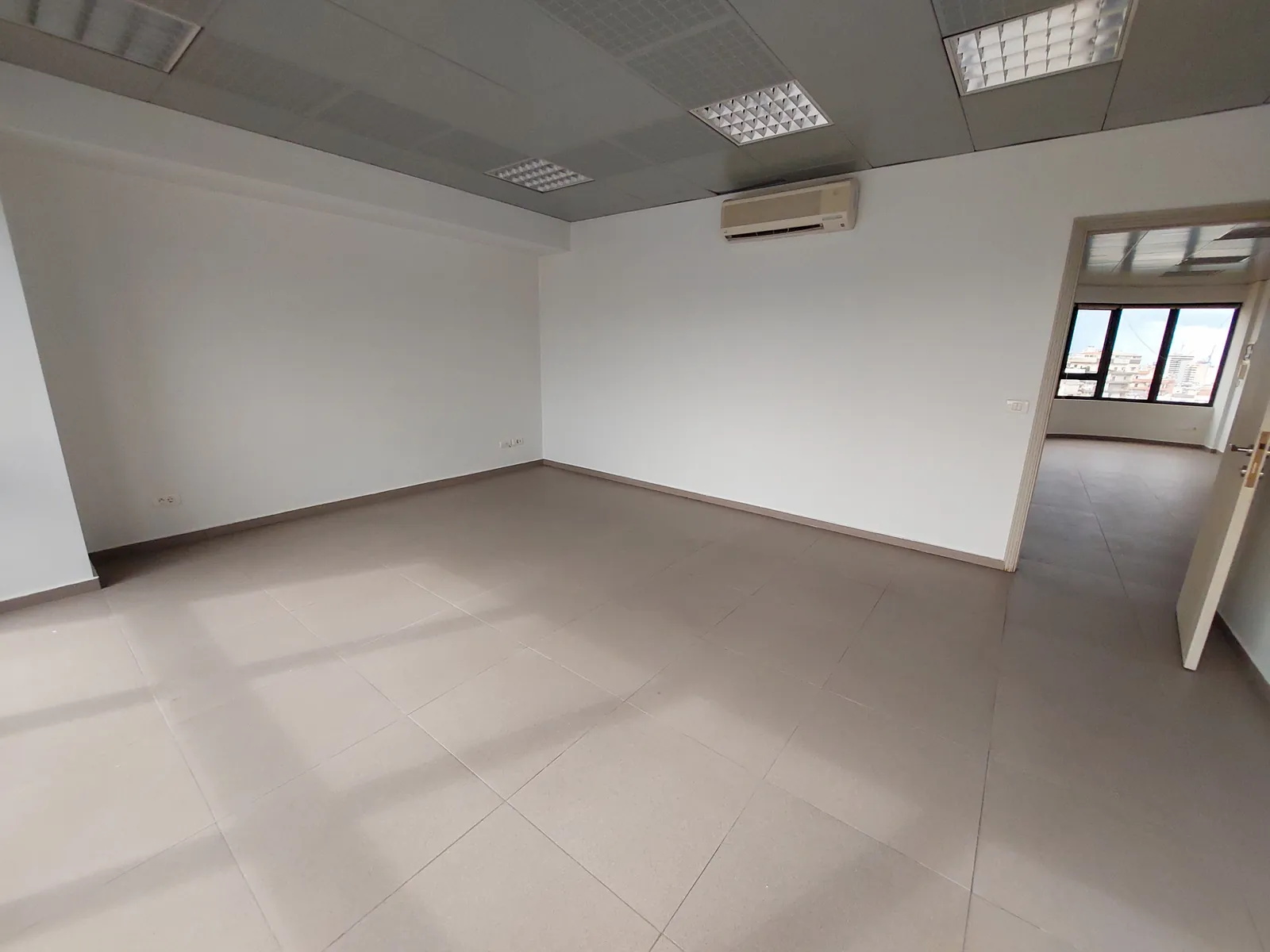 Prime Location Office in Dekwaneh, Metn — الصورة 2
