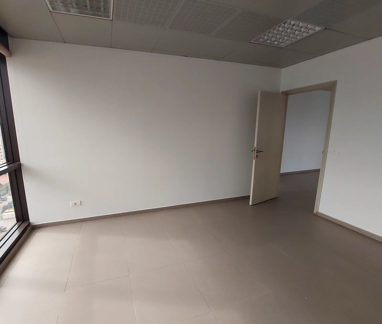 Prime Location Office in Dekwaneh, Metn — الصورة 3