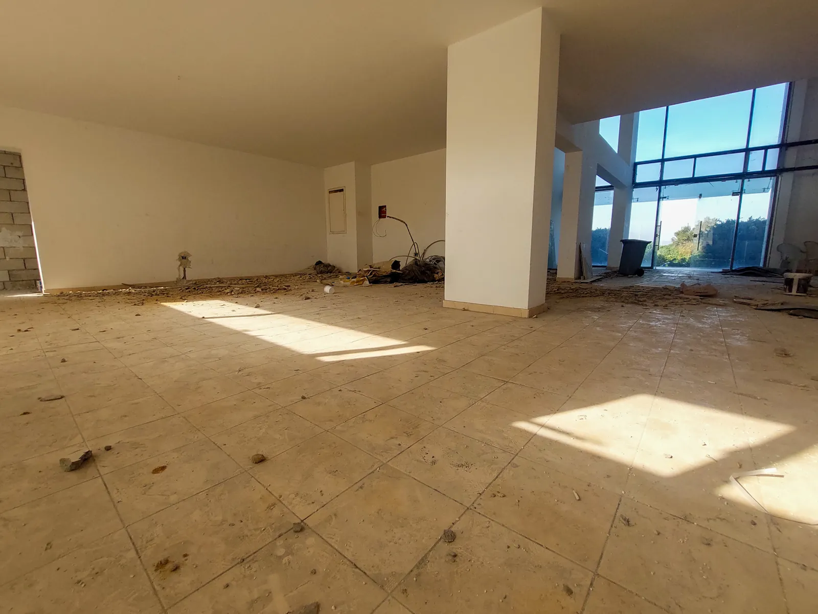 Prime Location Showroom in Dbayeh, Metn — الصورة 2