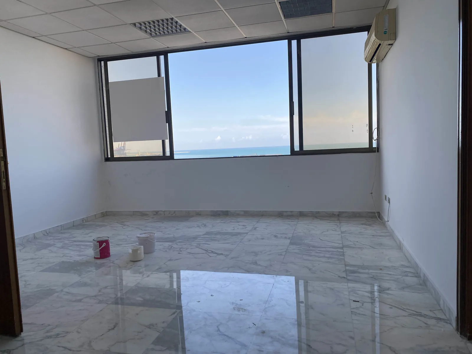 Prime Location Office for Sale or for Rent in Zalka , Metn — الصورة 3