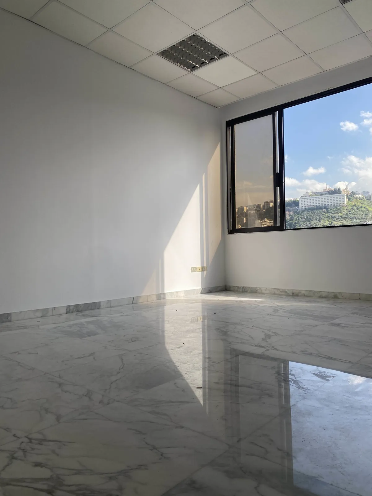 Prime Location Office for Sale or for Rent in Zalka , Metn — الصورة 5