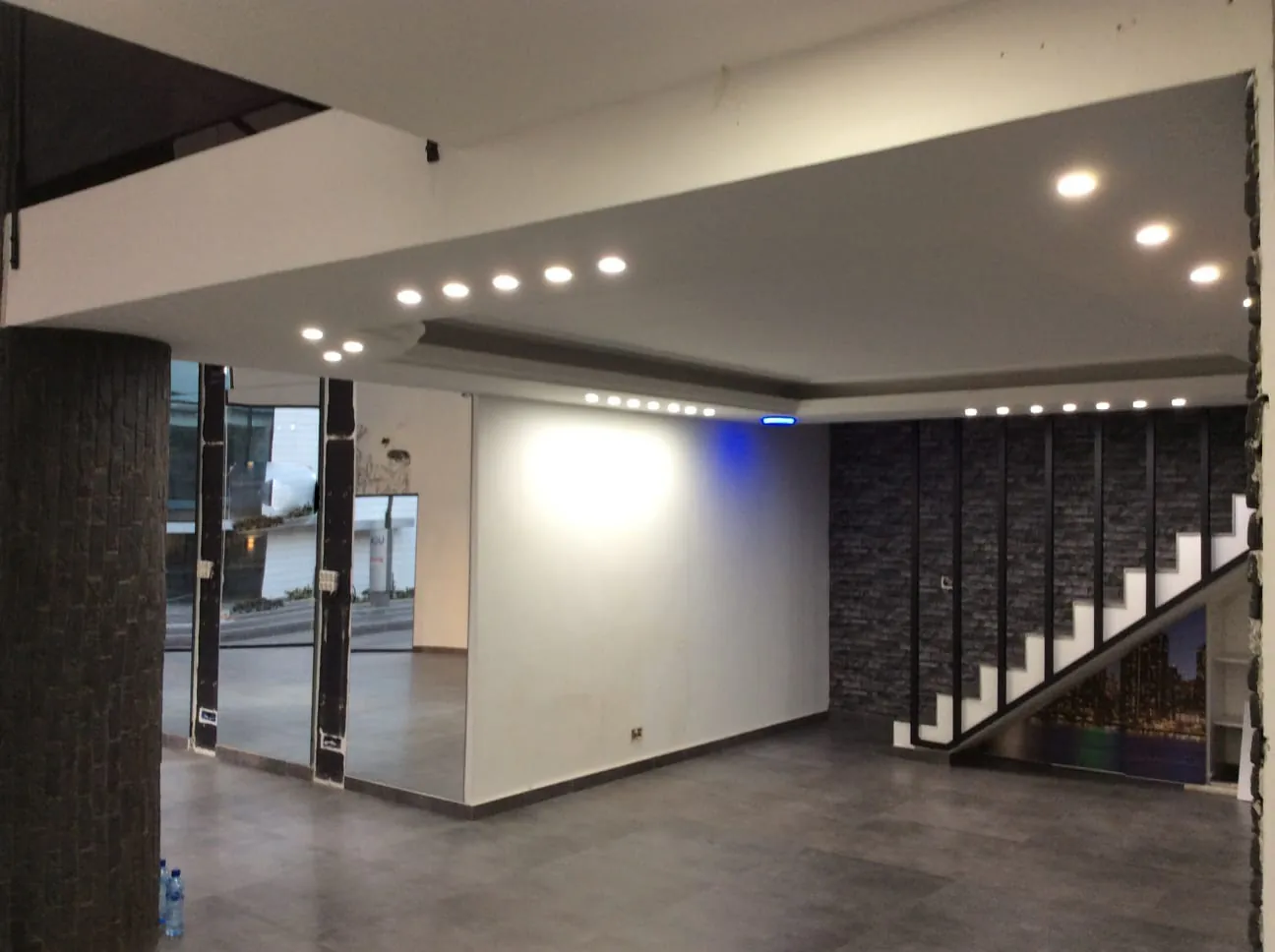 Prime Location Shop for Rent in Hazmieh, Baabda — الصورة 2