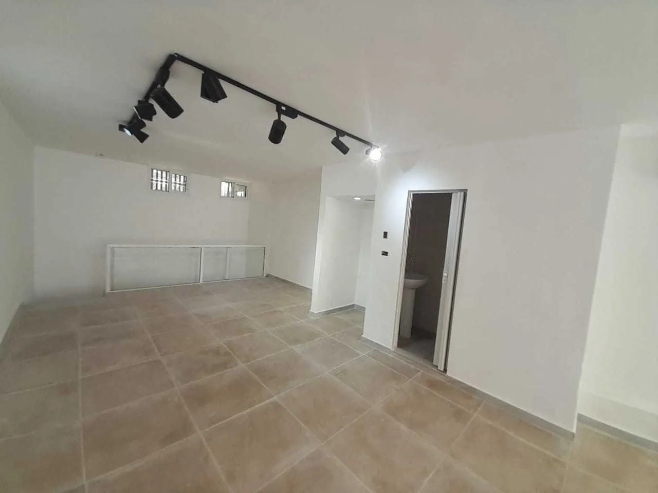 Triplex Shop for Rent in Jdeideh, Metn — الصورة 2