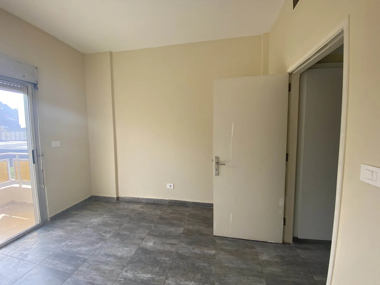 Prime Location Office in Antelias, Metn — الصورة 5