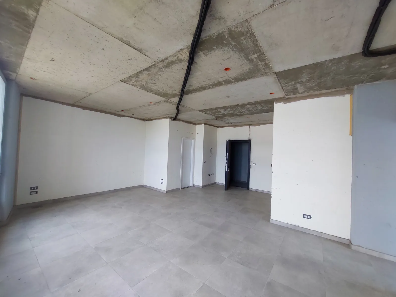 Prime Location Office in Dbayeh, Metn — الصورة 4