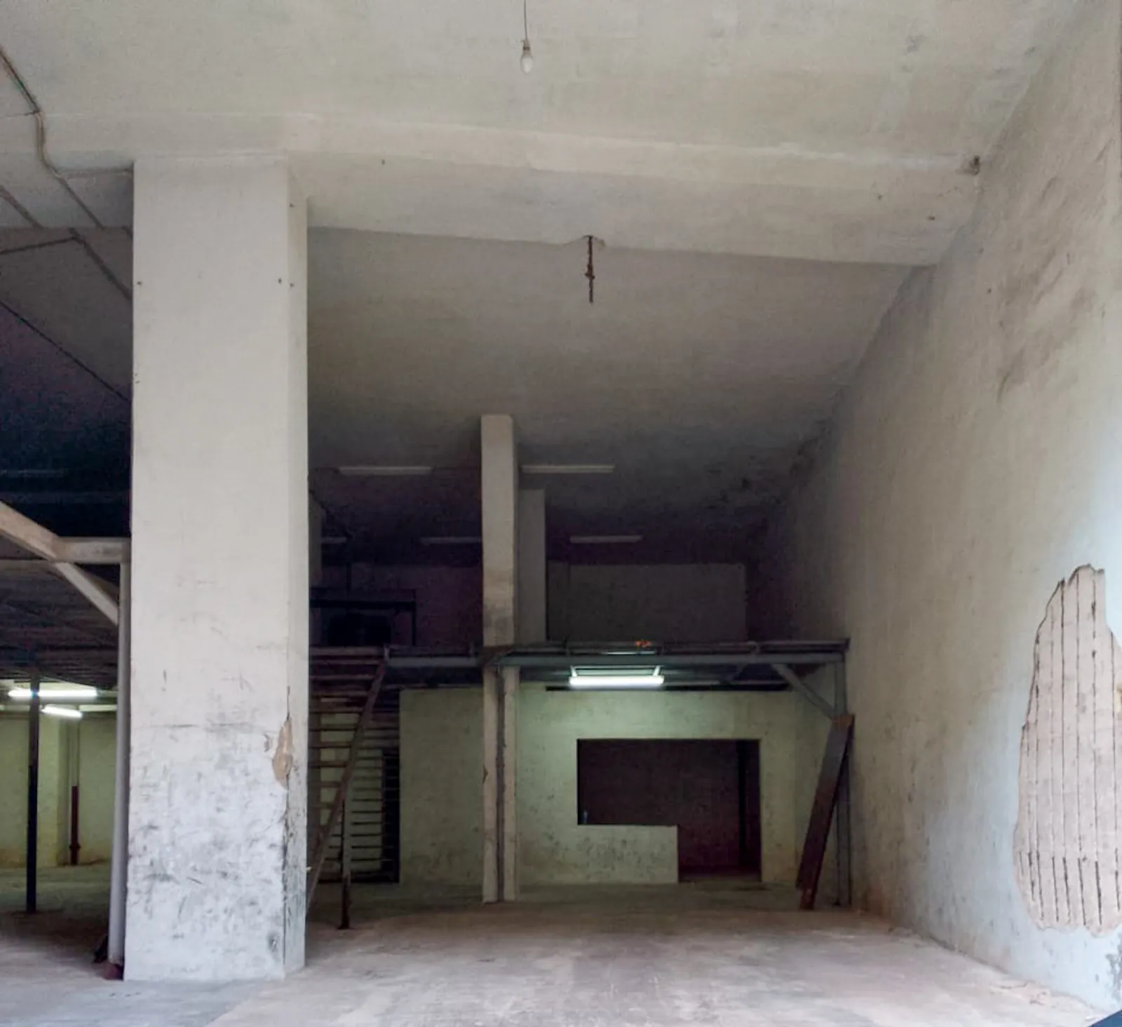 Huge Warehouse in Sabtieh, Metn with Container Access — الصورة 3