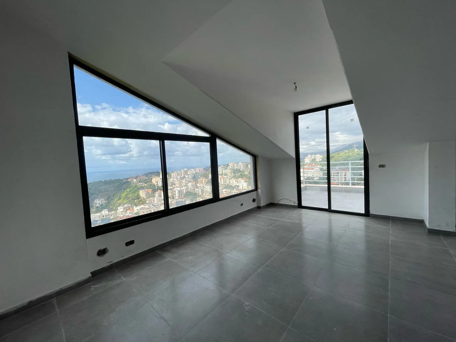 Brand New Prime Location Office in Aoukar, Metn — الصورة 2