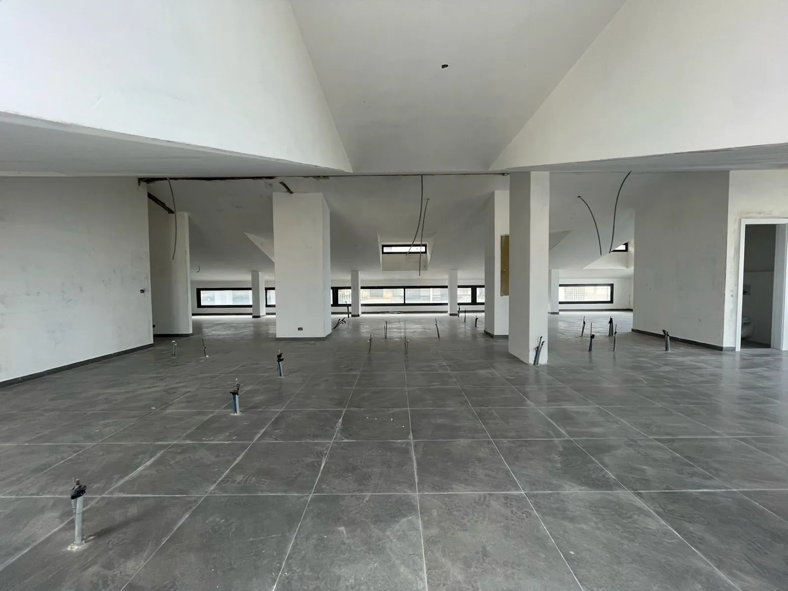 Brand New Prime Location Office in Aoukar, Metn — الصورة 3