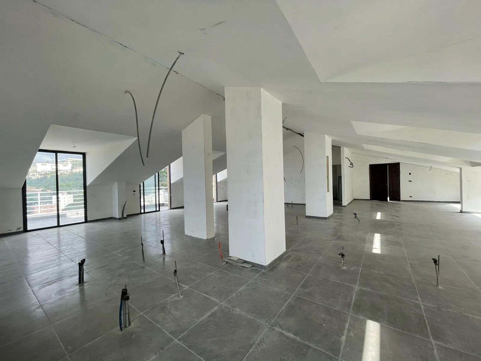 Brand New Prime Location Office in Aoukar, Metn — الصورة 4