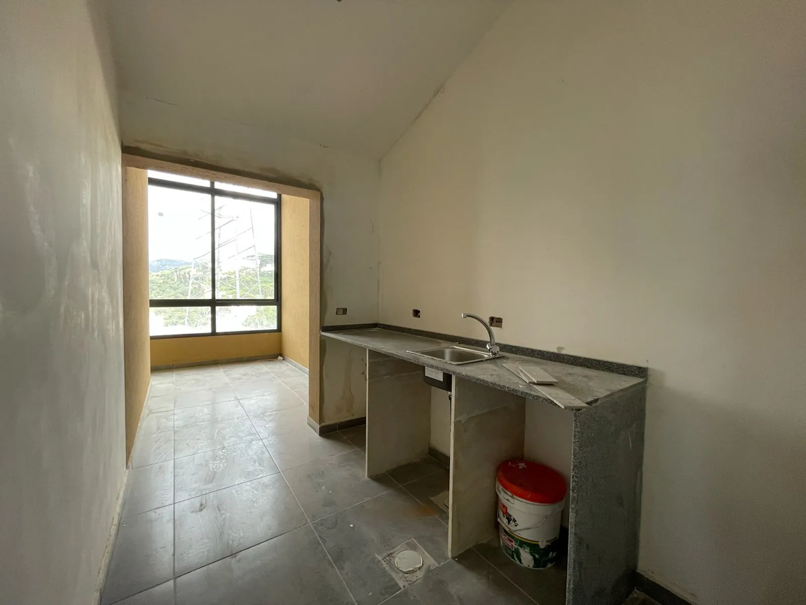 Brand New Prime Location Office in Aoukar, Metn — الصورة 5