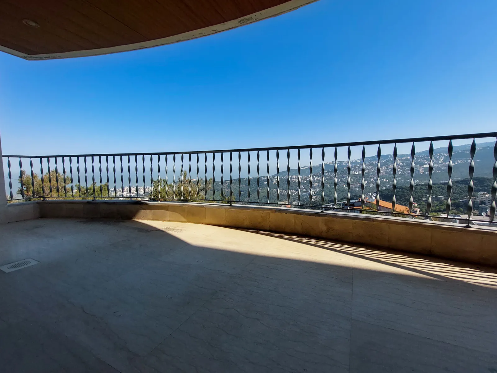 Spacious Apartment in Mazraat Yachouh, Metn with View — الصورة 3