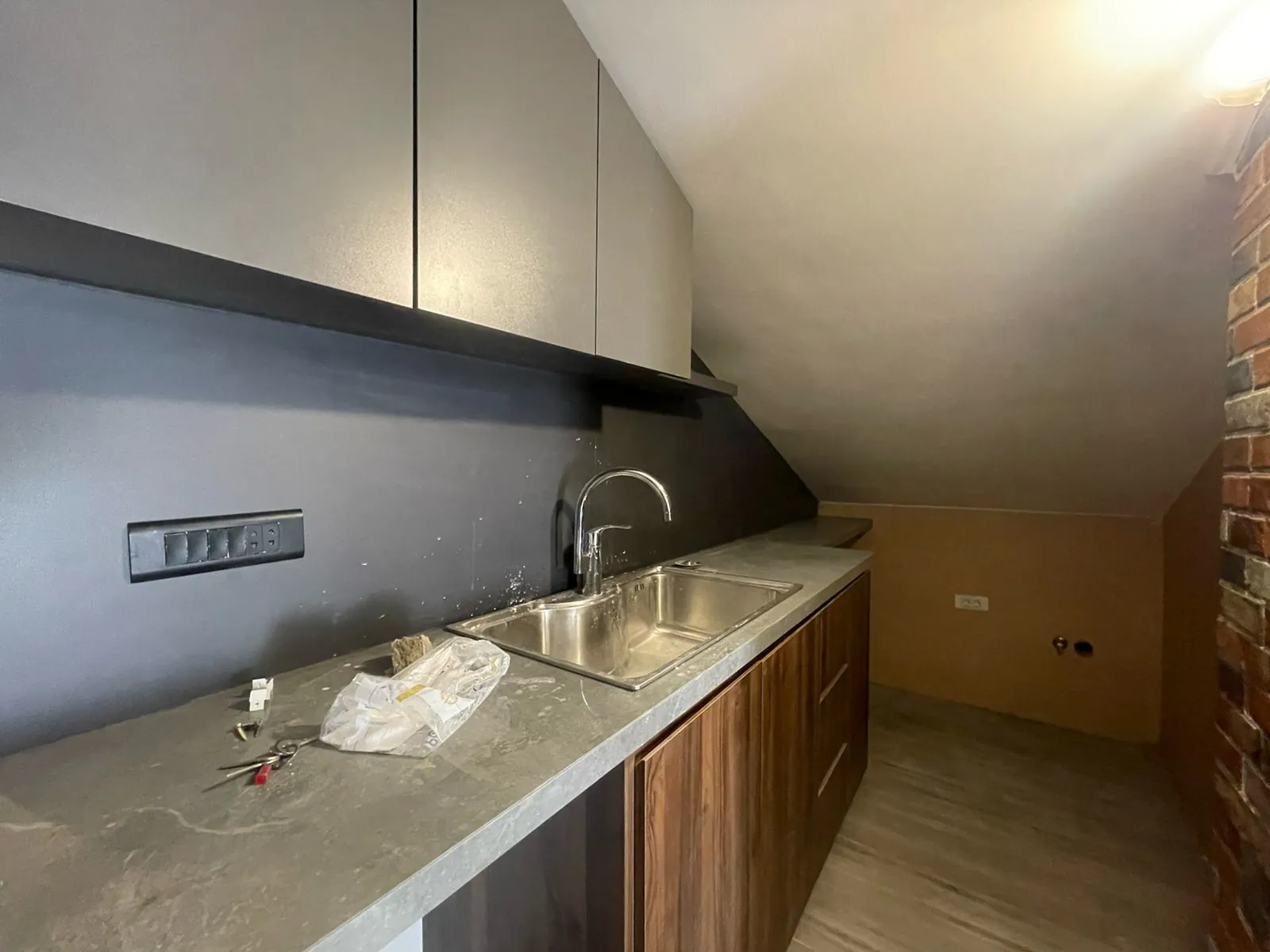 Semi- Furnished Apartment in Zikrit with Mountain View & Terrace — الصورة 2
