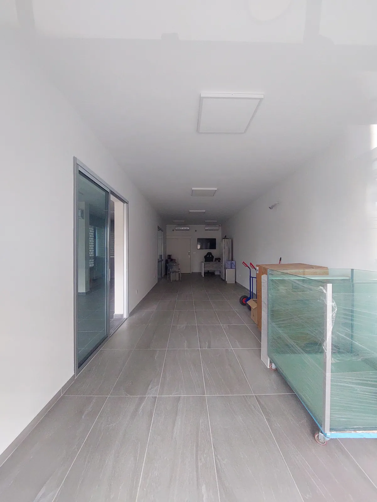 Fully Furnished Shop in Dbayeh, Metn — الصورة 2