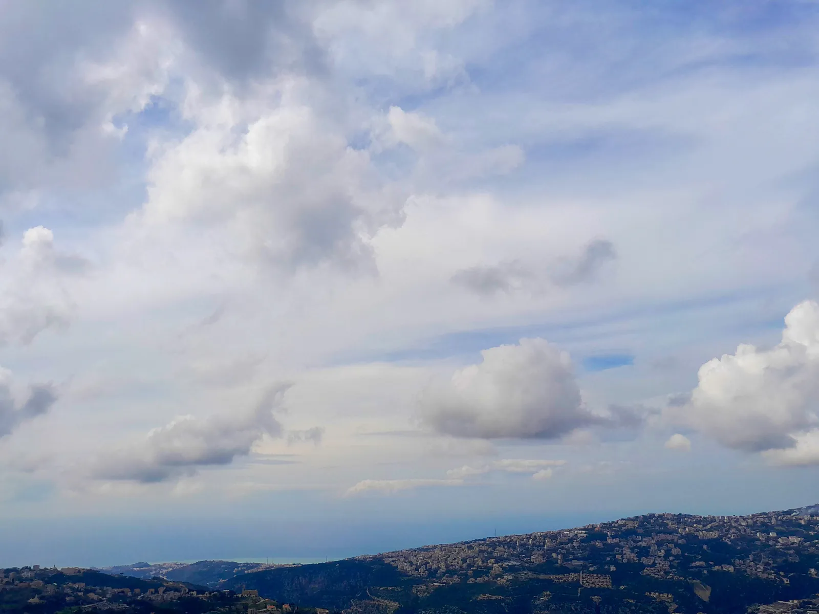 Land in Chouaiyya , Metn Overlooking the Ocean and the Mountains — الصورة 1