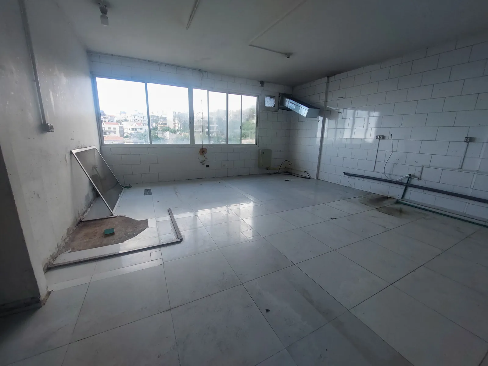 Prime Location Shop in Mtayleb, Metn