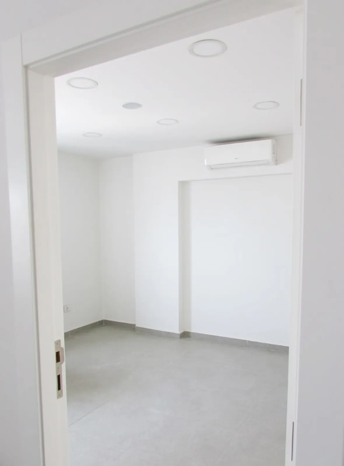 Prime Location Office/Showroom in Mazraat Yachouh, Metn — الصورة 2