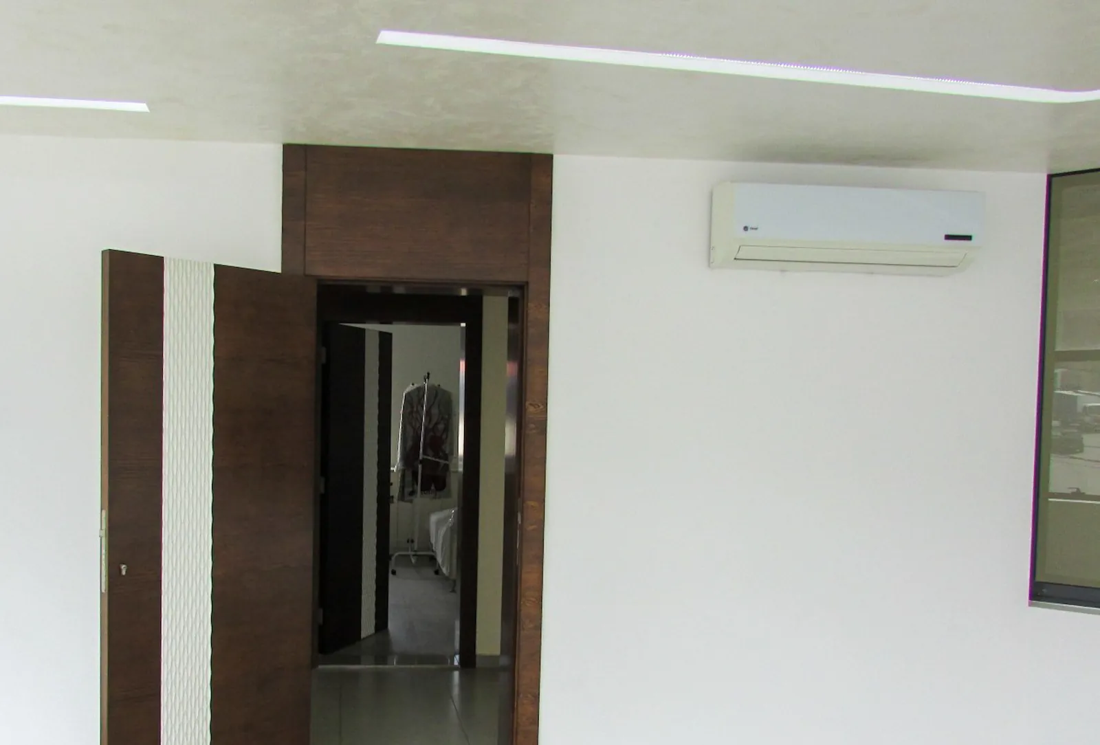 Prime Location Office/Showroom in Mazraat Yachouh, Metn — الصورة 3