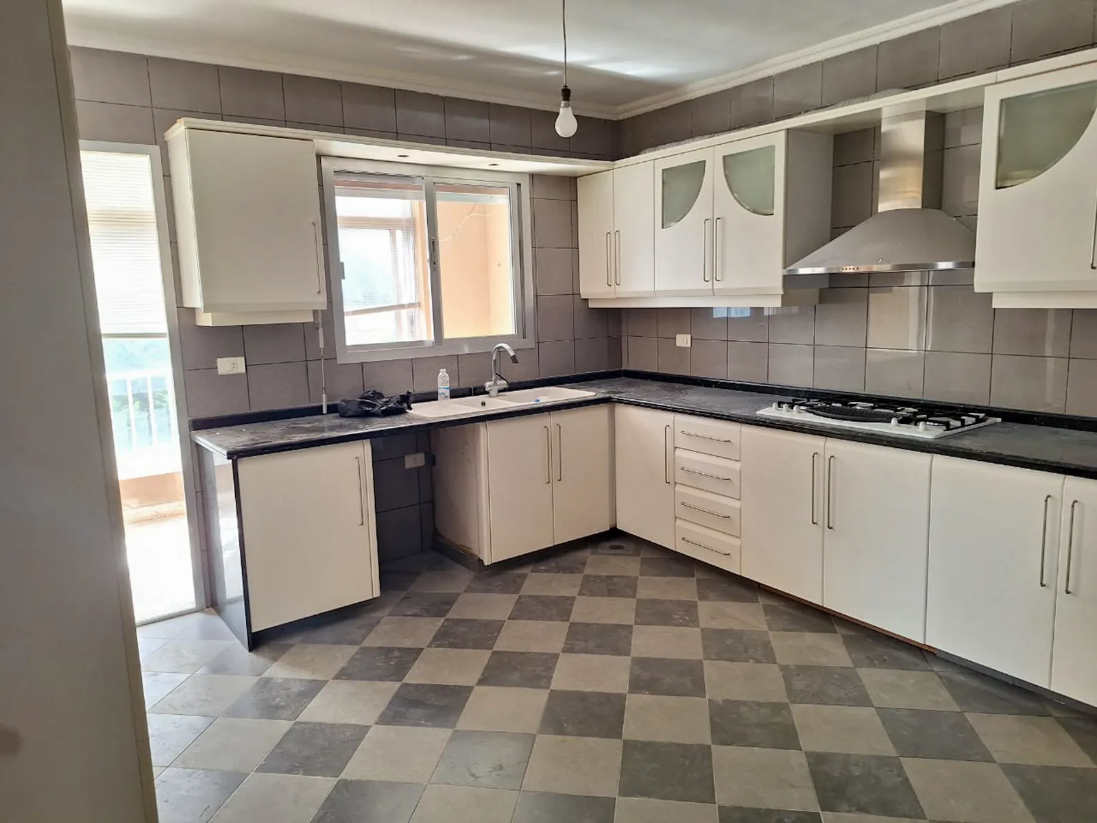 Spacious Apartment in Naccache, Metn with Mountain View — الصورة 3