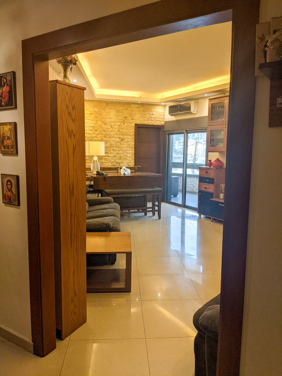 Fully Furnished Apartment for Sale/Rent in Aoukar, Metn with Terrace — الصورة 5
