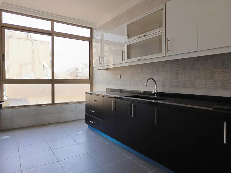 Prime Location Apartment in Mazraa, Beirut with City View — الصورة 2