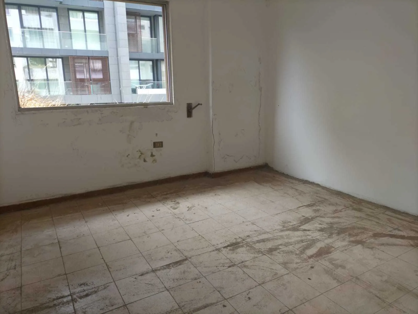 Prime Location Apartment/Office in Mar Elias, Beirut — الصورة 5
