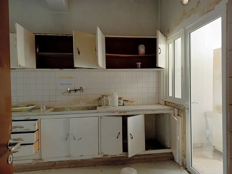 NEEDS RENOVATION-Apartment in Achrafieh, Gemmayzeh, Beirut — الصورة 4