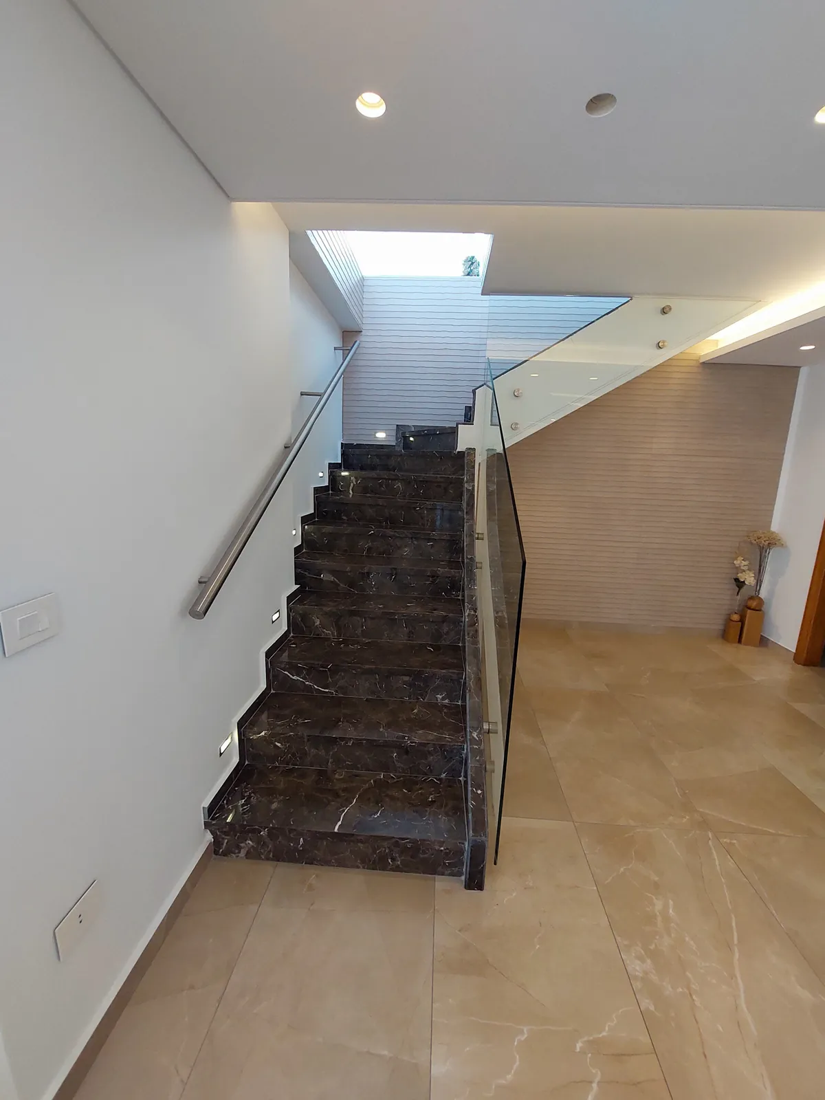 Spacious Duplex in Dbayeh, Metn with Panoramic Sea View — الصورة 5