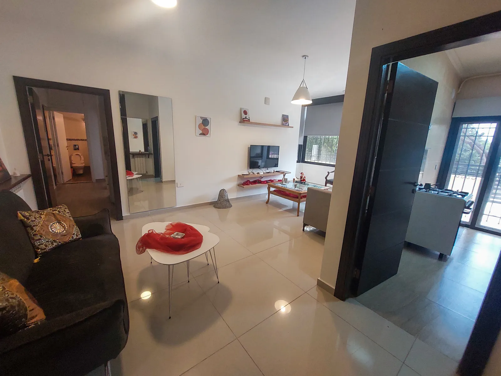 Fully Furnished Apartment in Qornet El Hamra, Metn with Terrace — الصورة 2