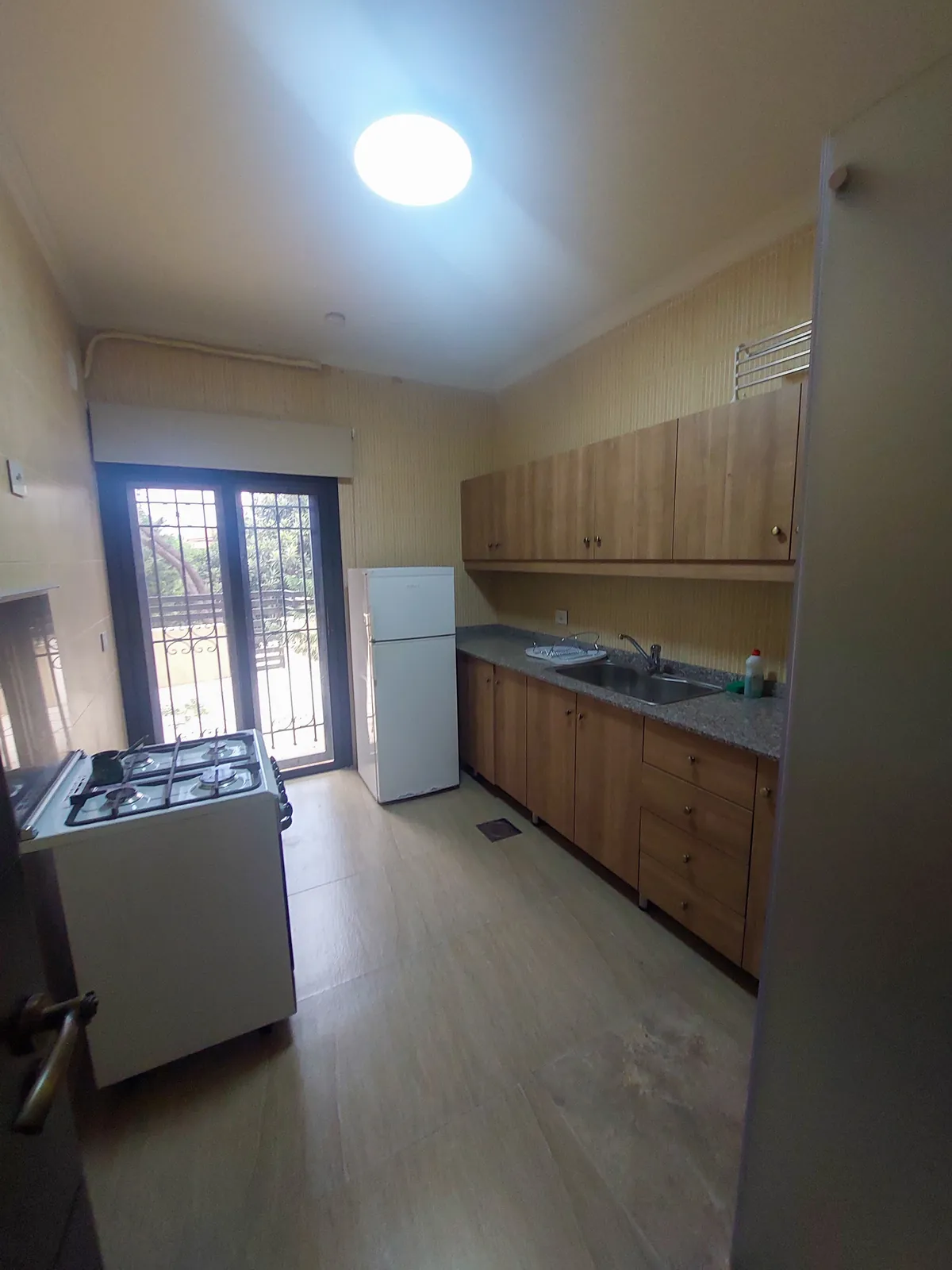 Fully Furnished Apartment in Qornet El Hamra, Metn with Terrace — الصورة 3