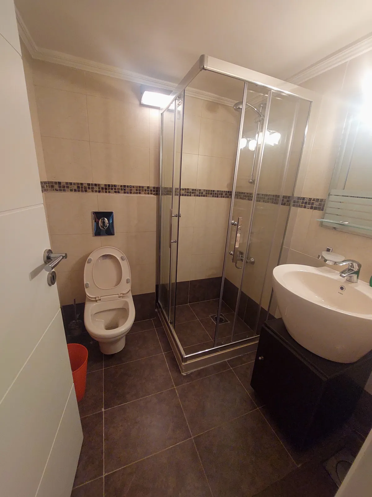 Fully Furnished Apartment in Qornet El Hamra, Metn with Terrace — الصورة 5