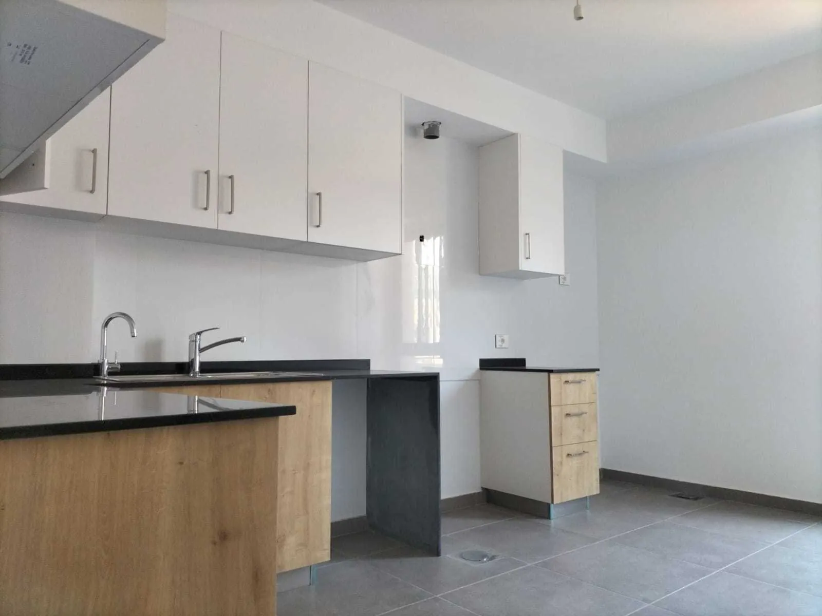 Prime Location Apartment in Louaizeh, Baabda with Mountain View — photo 3