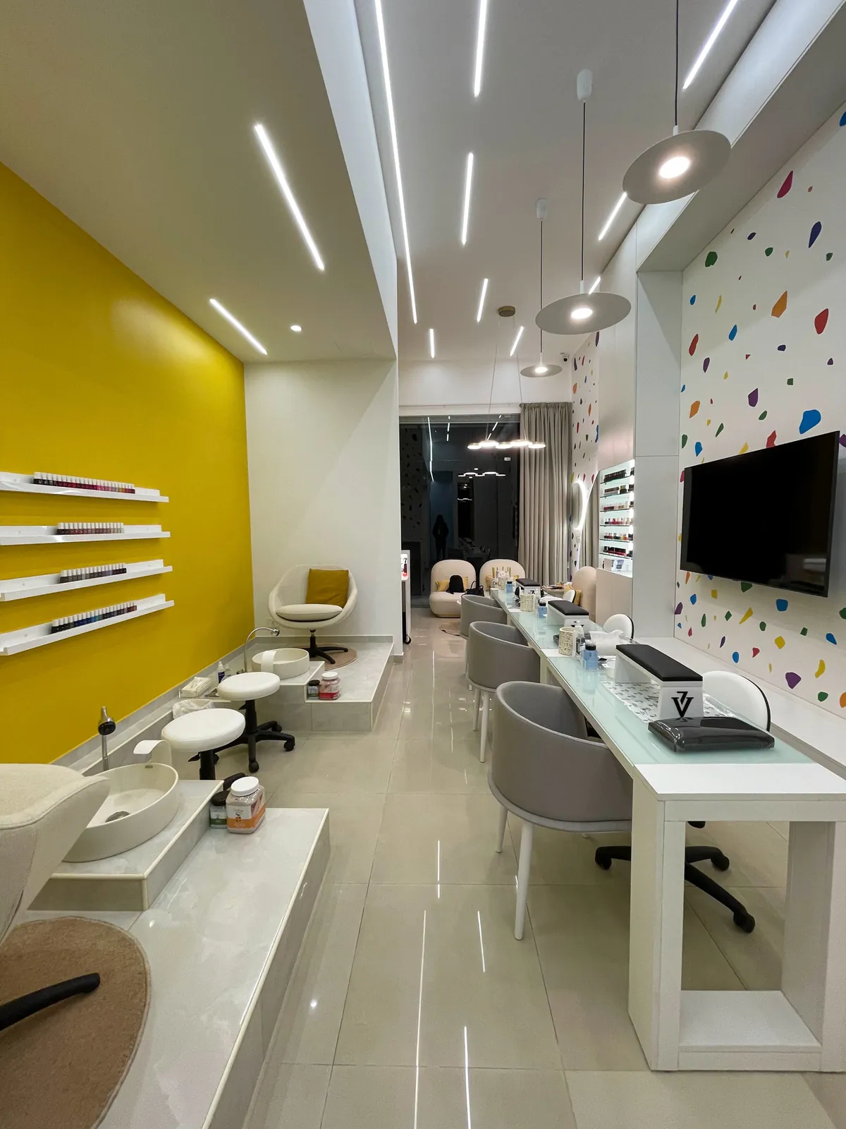 Fully Decorated Shop for Rent in Jal El Dib, Metn — photo 4