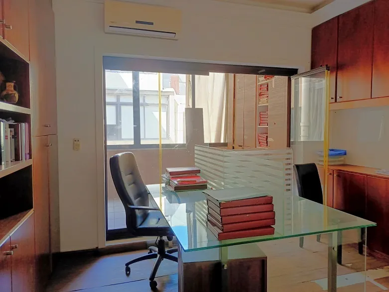 Prime Location Semi-Furnished Office for Rent in Saifi Village, Beirut — الصورة 3