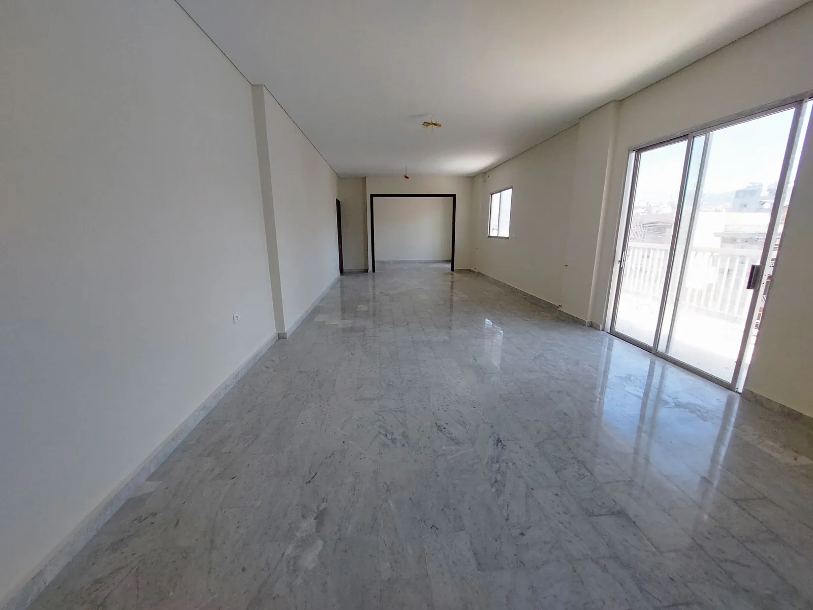 Prime Location Apartment in Bauchrieh, Metn + Terrace — الصورة 2