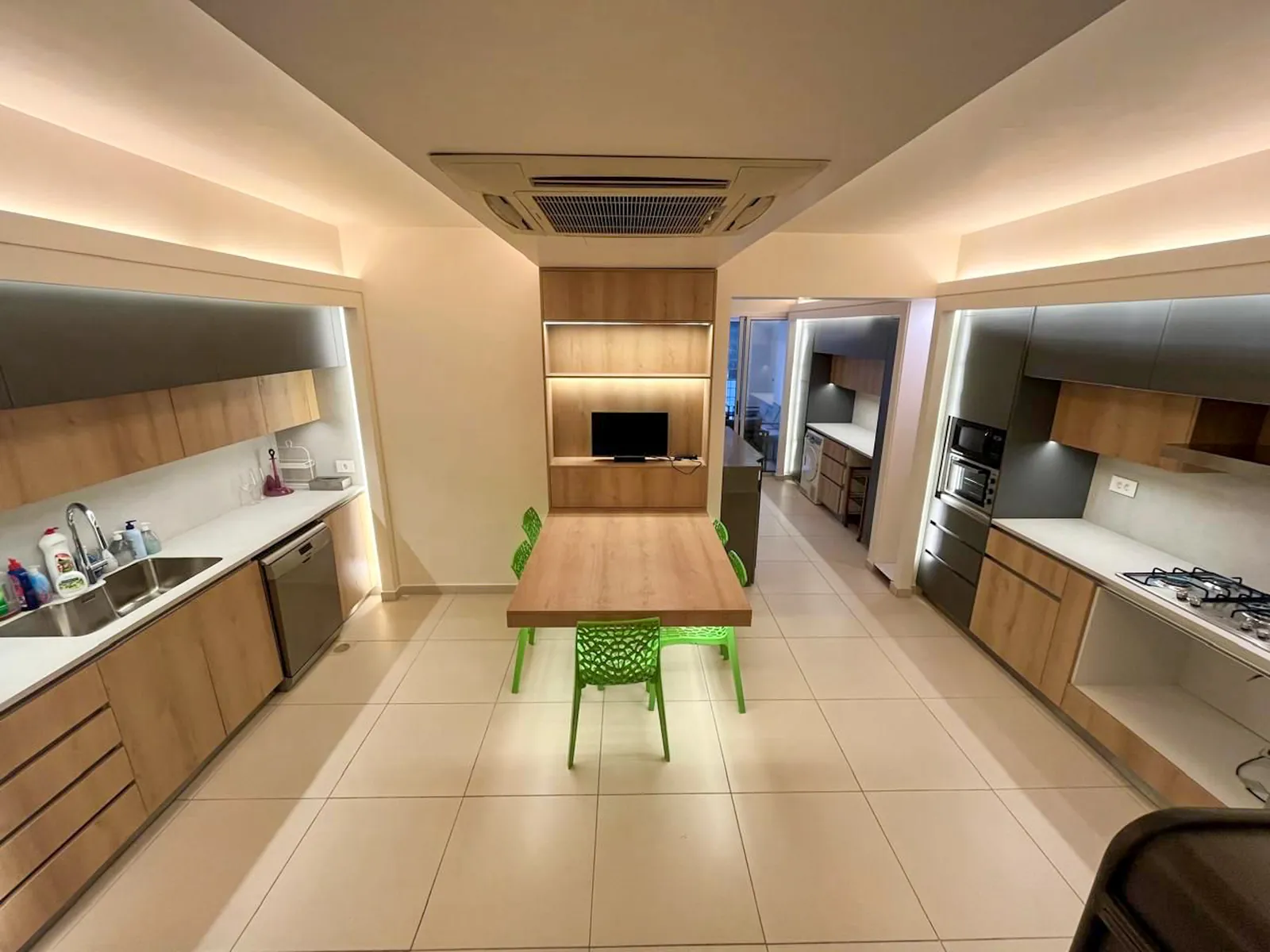 Fully Furnished Apartment in Biyada, Metn with Terrace — الصورة 5
