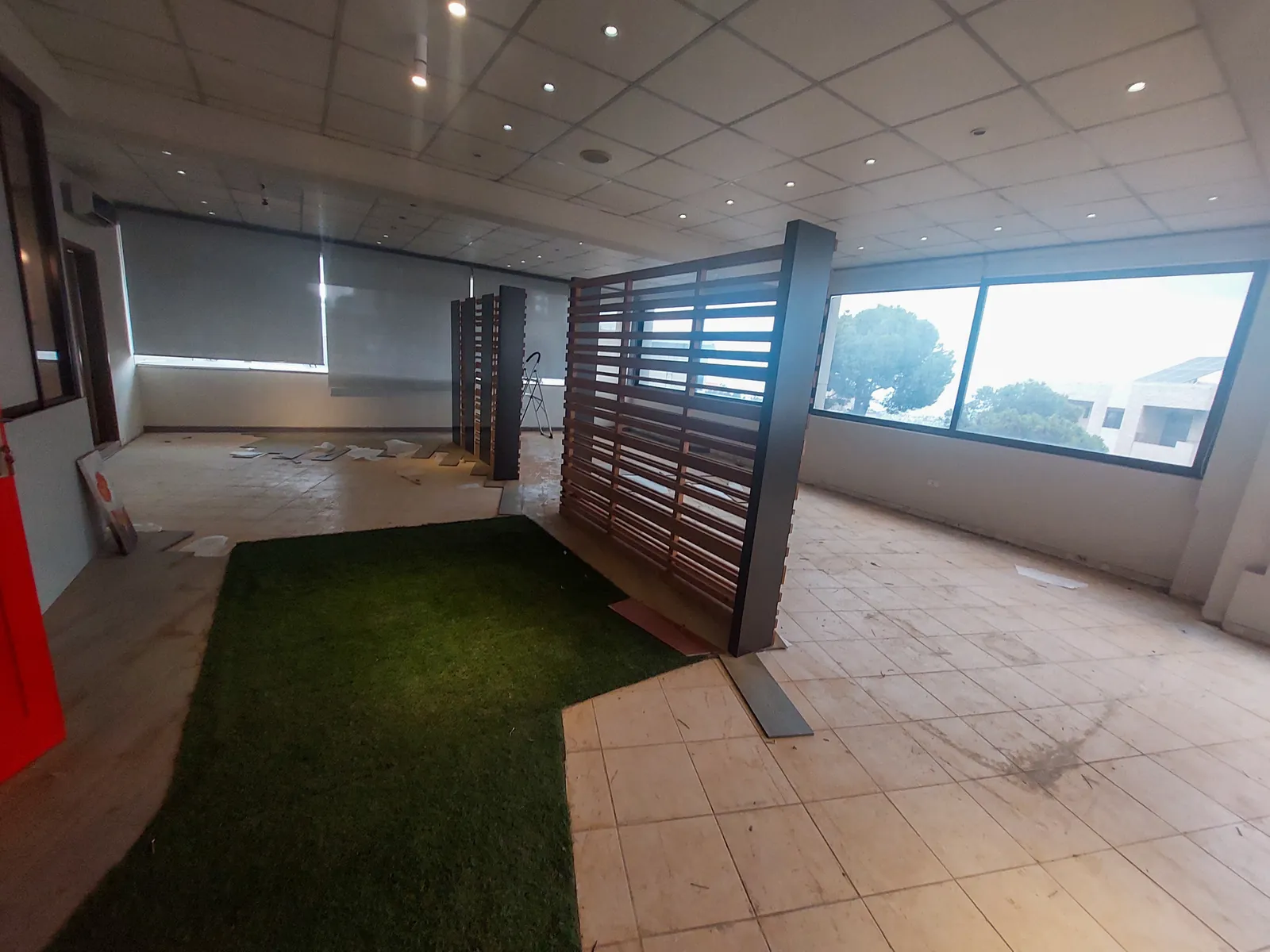 Prime Location Showroom/Office in Mazraat Yachouh, Metn — الصورة 3