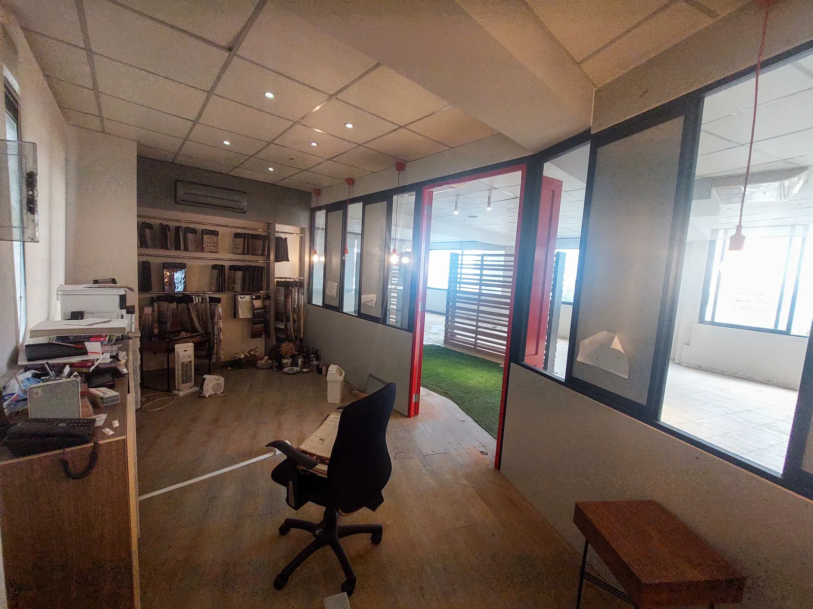 Prime Location Showroom/Office in Mazraat Yachouh, Metn — الصورة 5