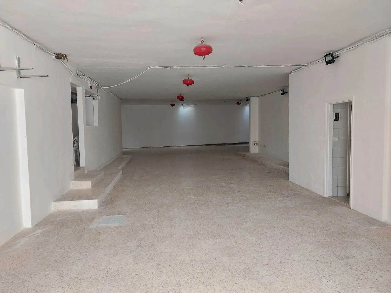 Prime Location Shop in Hazmieh, Baabda — الصورة 2