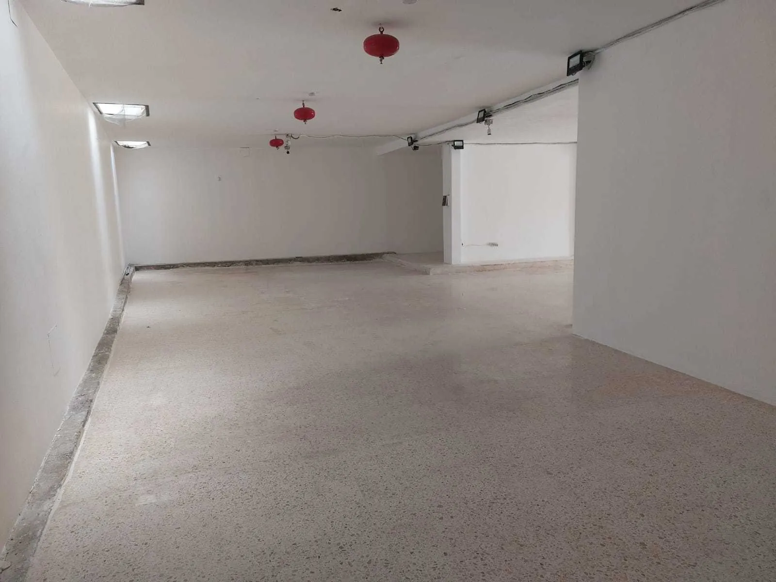 Prime Location Shop in Hazmieh, Baabda — الصورة 4