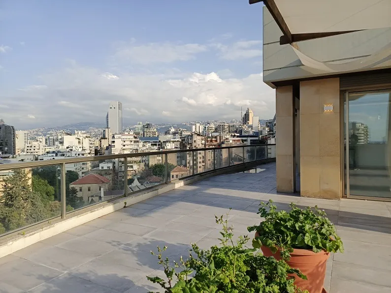 Apartment for Rent in Achrafieh Golden Square, Beirut with View — الصورة 2