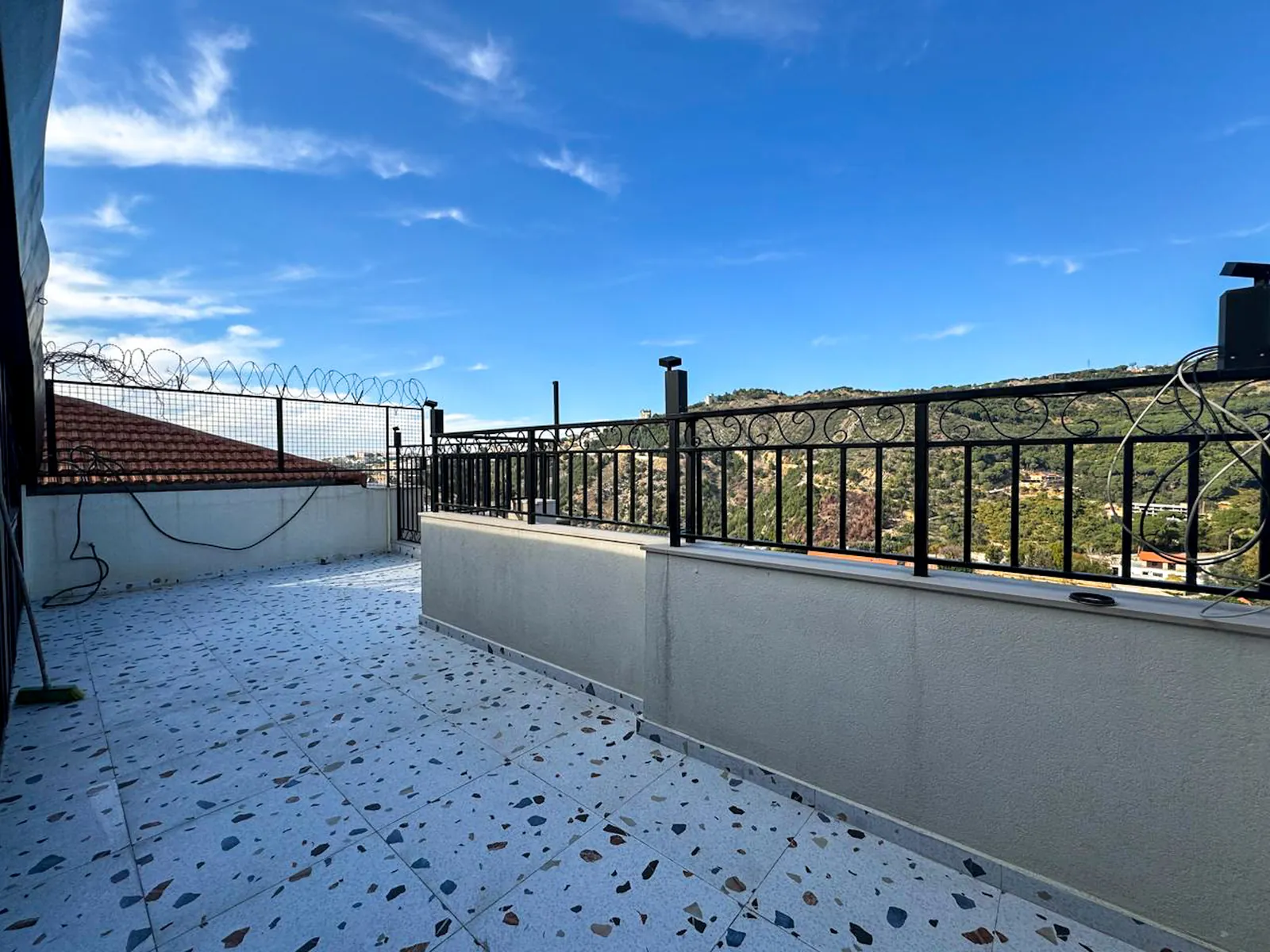 Semi-Furnished for Sale/RENT Duplex in Zikrit with View + Terrace — الصورة 4
